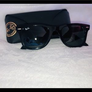 RAY-BAN WAYFARER CLASSIC
